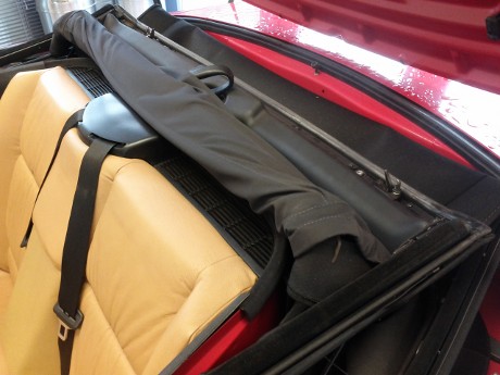 BMW E36 Innenhimmel hängt über Rückenlehne